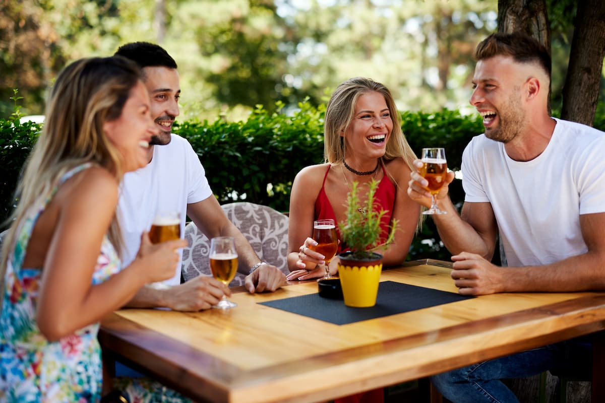 amigos-tomando-cerveza-en-una-terraza